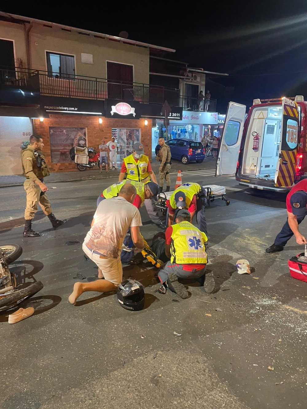 Acidente entre carro e moto deixa jovem ferida em Blumenau