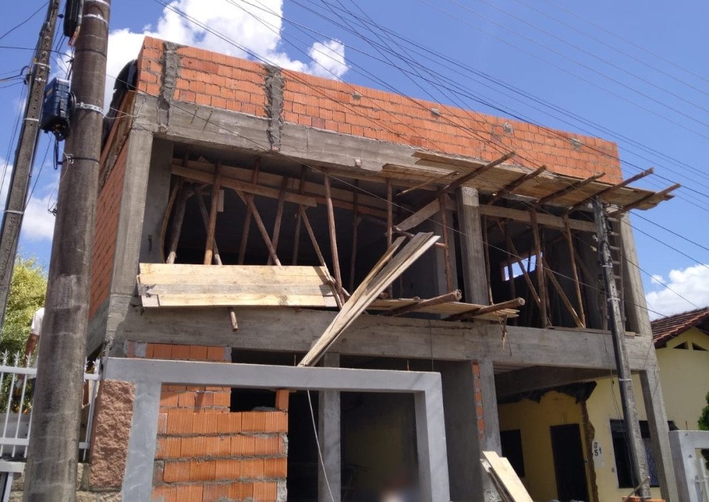 Andaime desaba e homens caem de aproximadamente 9 metros de altura em Timbó