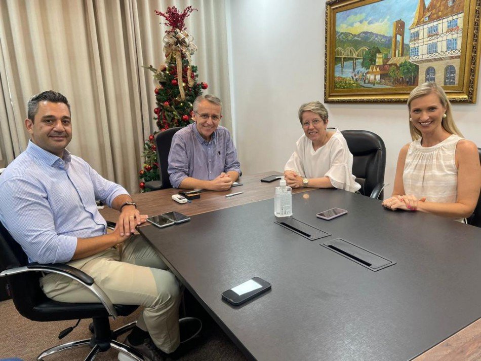 Prefeito Mário formaliza mudanças no secretariado de Blumenau