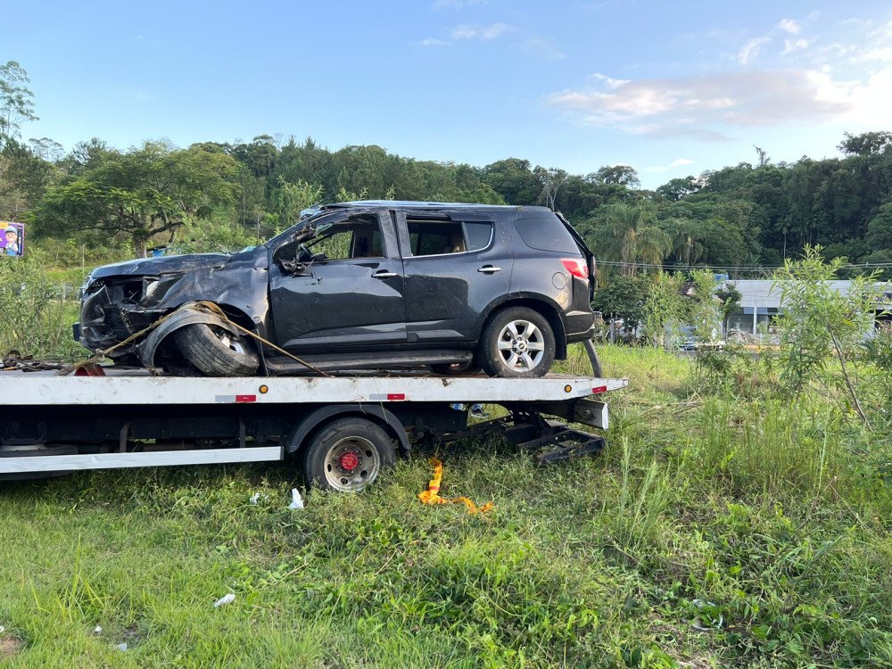 Motorista perde o controle do carro, capota e morre em Blumenau