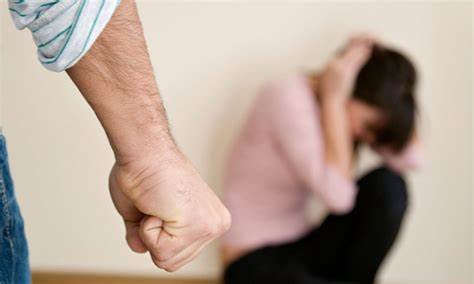 Mulher que estava sem aliança é vítima de violência doméstica no Garcia, em Blumenau
