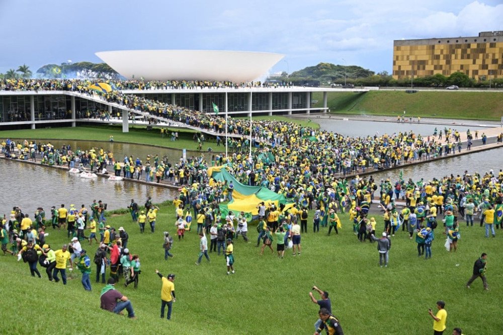 Manifestantes invadem o Congresso Nacional neste domingo (8)