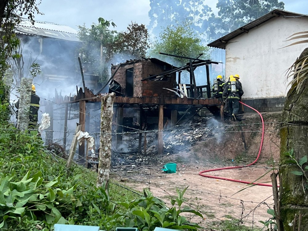 Casa de família pega fogo no morro da Garuva, em Blumenau