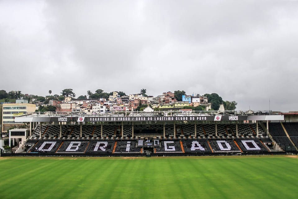 Fãs e familiares se despedem de Roberto Dinamite em velório no Vasco