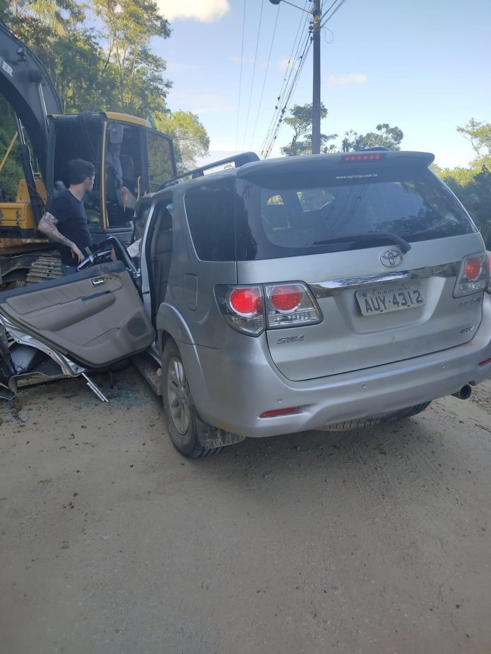 Acidente entre carro e retroescavadeira deixa feridos em Camboriú