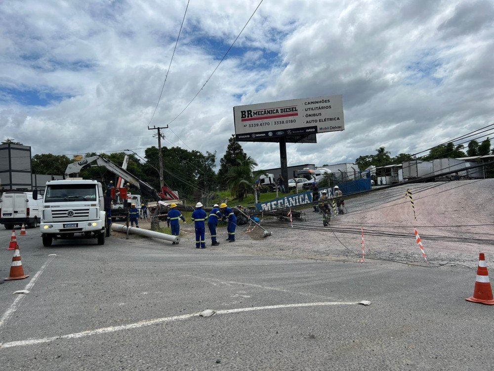 Carreta derruba poste na região norte de Blumenau e afeta o fornecimento de energia; veja fotos