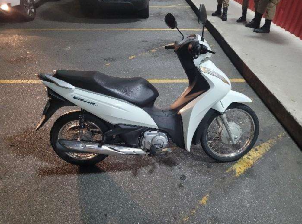 Polícia Militar de Blumenau recupera moto roubada em Indaial