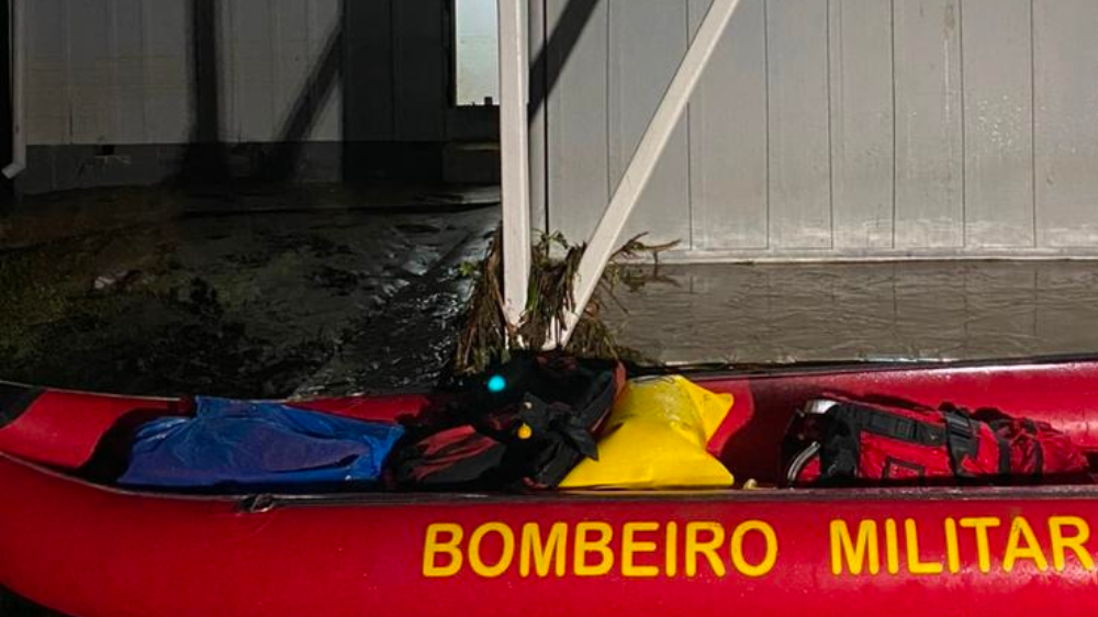 Rio transborda e deixa famílias ilhadas no Alto Vale; veja fotos