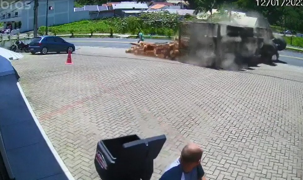 Vídeo: reboque de carreta tomba e toras de madeira atingem homem em Ituporanga