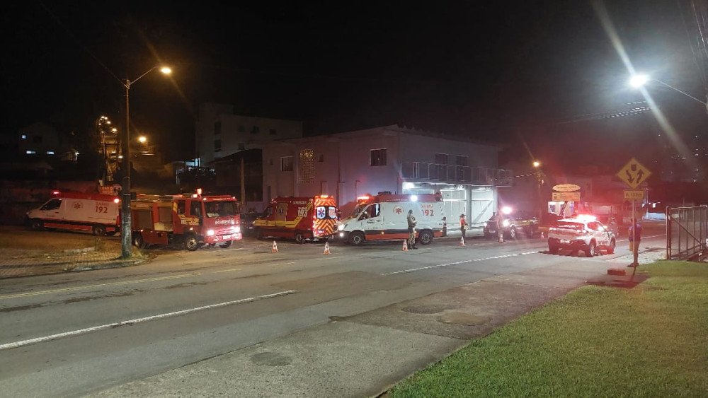 Sábado começa com registro de morte no trânsito de Blumenau; homem de 30 anos bateu moto no bairro Velha