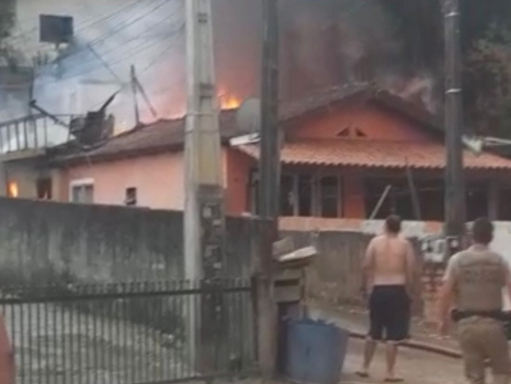 Corpo de menina de 4 anos é encontrado em incêndio de residência na cidade de Brusque
