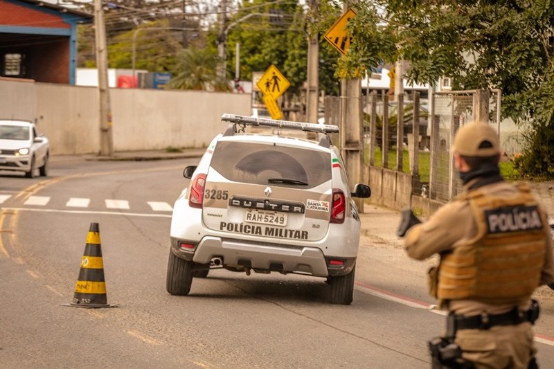 Com objeto inusitado, atendente de mini mercado reage a roubo e põe ladrão pra correr