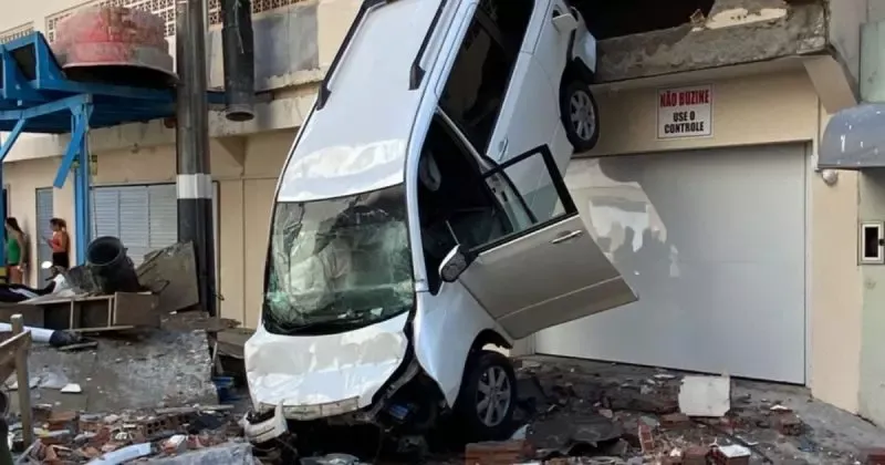 Carro despenca de estacionamento e atinge três mulheres e um bebê em Balneário Camboriú