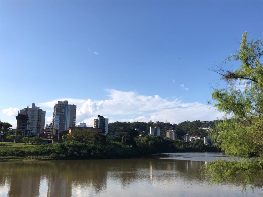 Terça-feira de calor e possibilidade de chuva em Blumenau