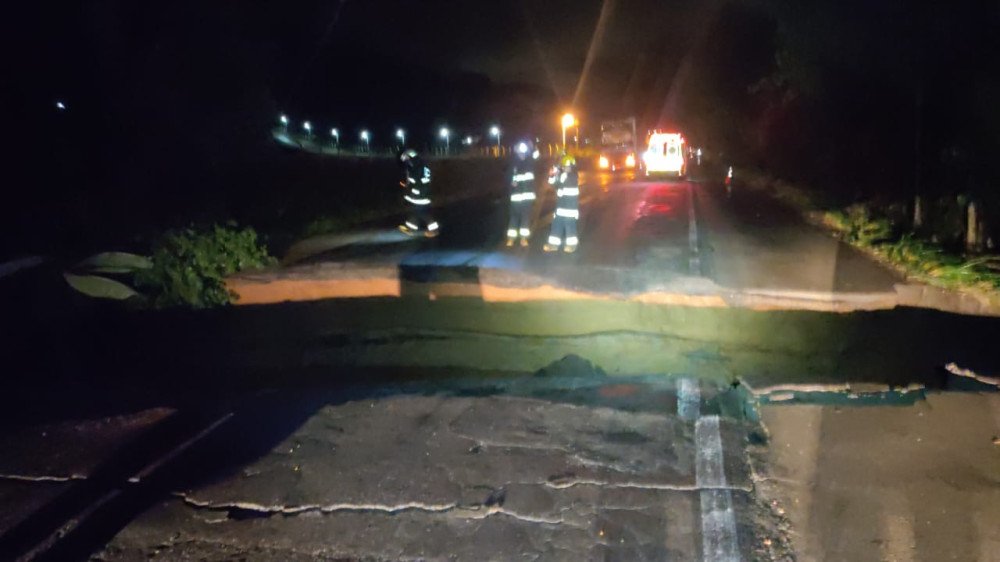 Chuva abre cratera e deixa BR-470 totalmente interditada em Indaial