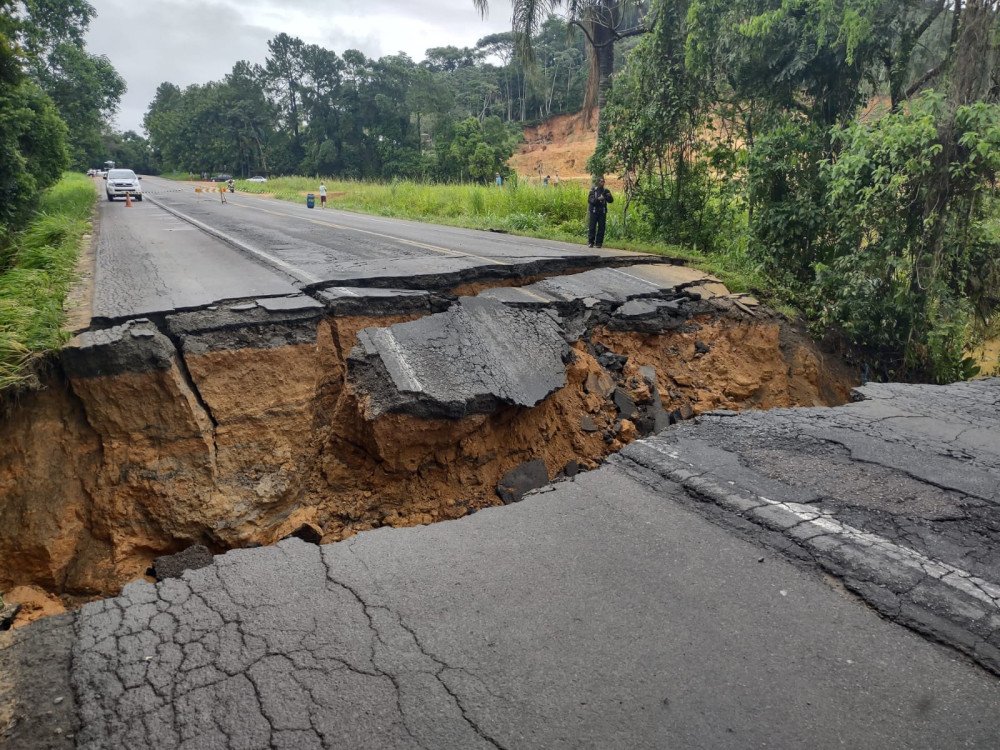 Imagens mostram como está a situação da cratera aberta na BR-470 em Indaial; trânsito está interditado