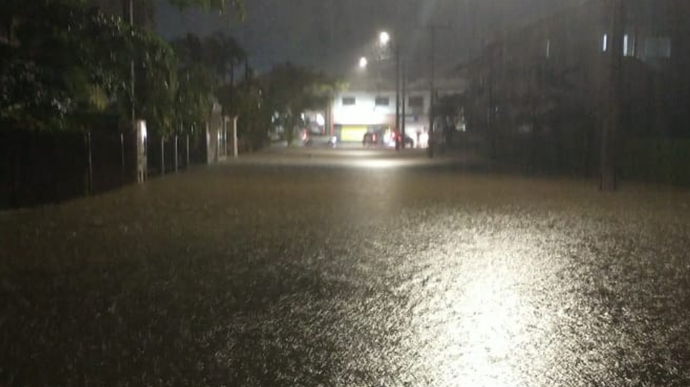 Timbó também registra alagamentos e pessoas ficam ilhadas