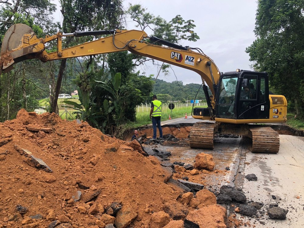 DNIT inicia obras em cratera que se abriu na BR-470 em Indaial; trânsito segue interditado