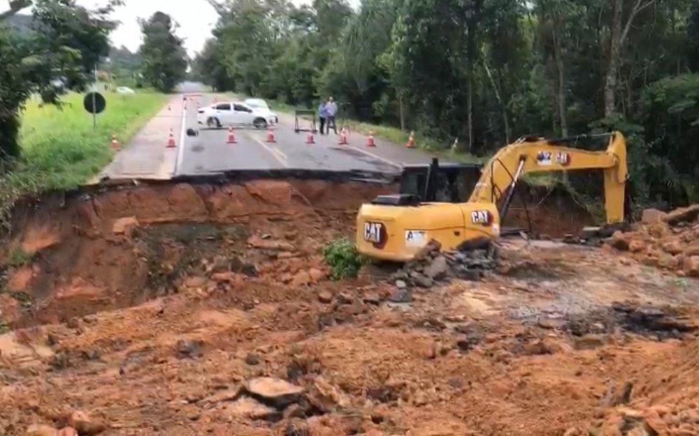 Obras em cratera aberta pela chuva na BR-470 podem durar até quatro dias, diz PRF