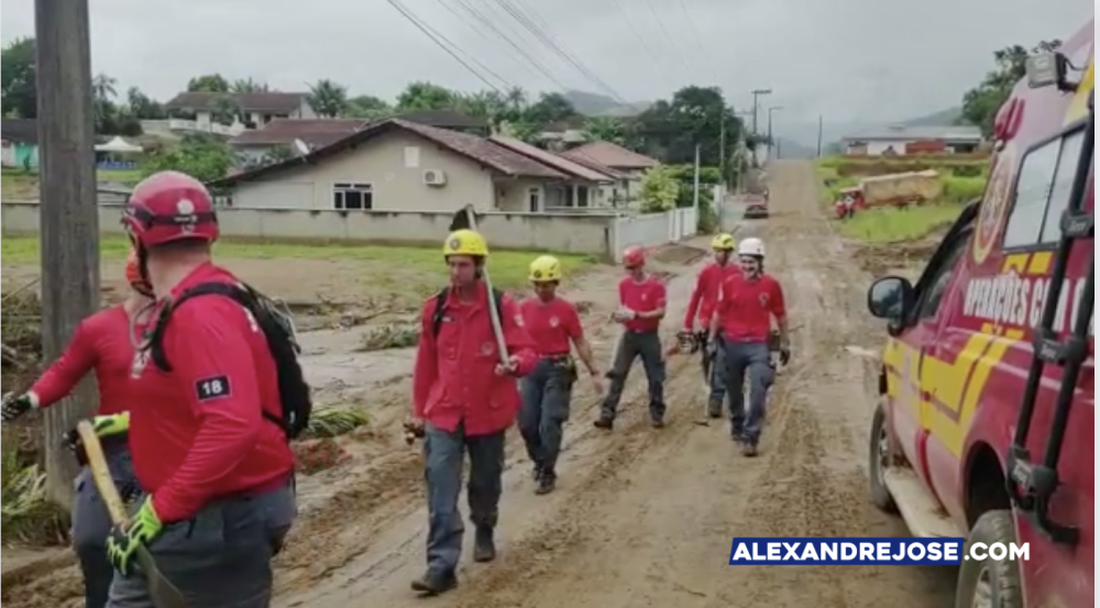 Vídeo: Bombeiros retomam buscas por desaparecidos em Rodeio