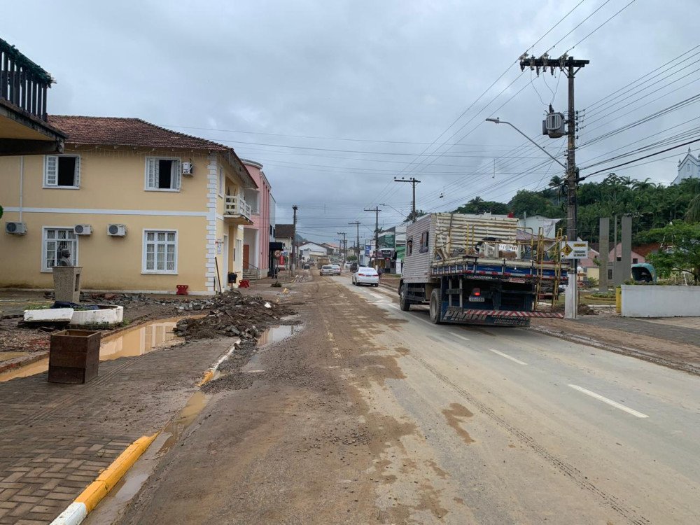 Prefeitura de Rodeio bloqueia entrada de caminhões e veículos de passagem na cidade; entenda