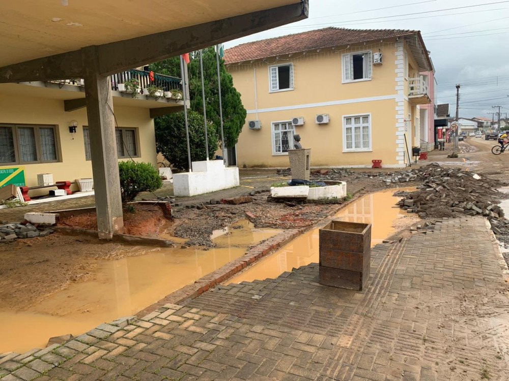 Quinta-feira é de limpeza e de calcular os prejuízos em Rodeio; veja fotos