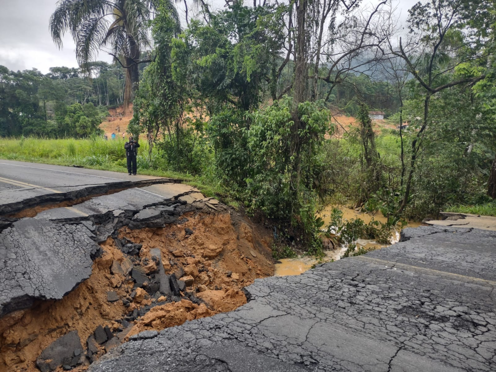 Cratera na BR-470: Indaial restringe passagem de caminhões por desvio
