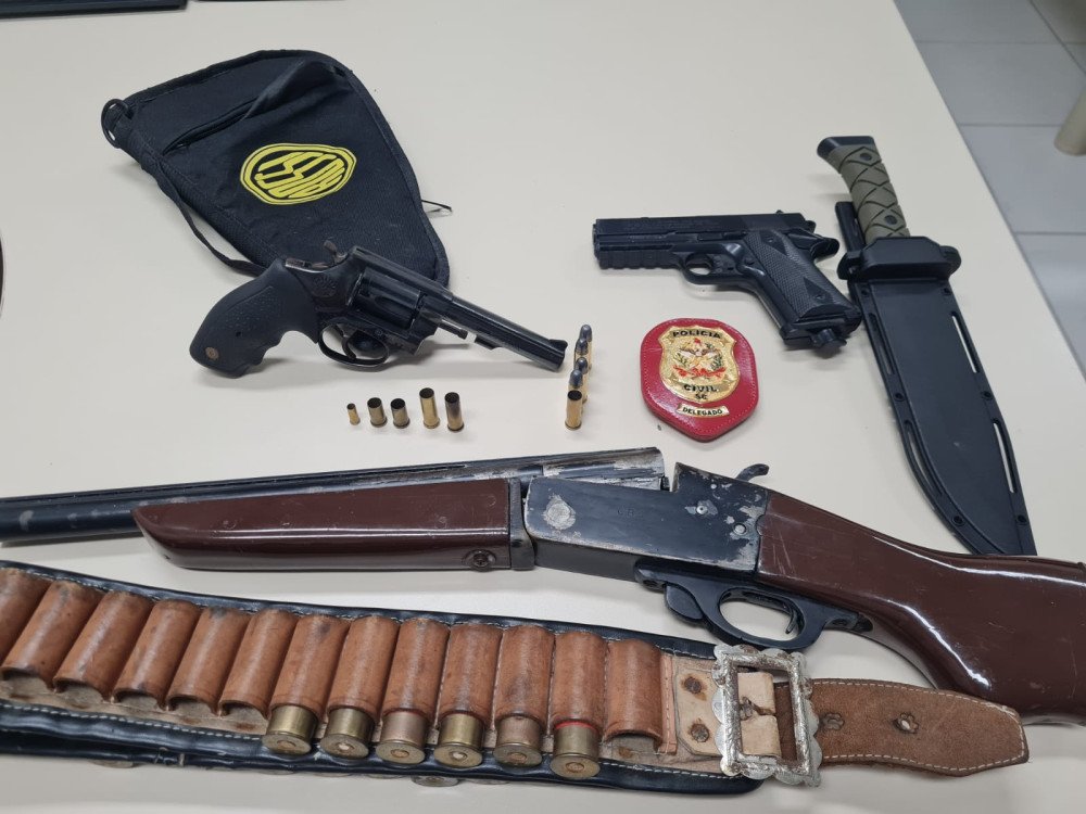 Suspeito de usar armas para ameaçar a companheira é preso em Blumenau