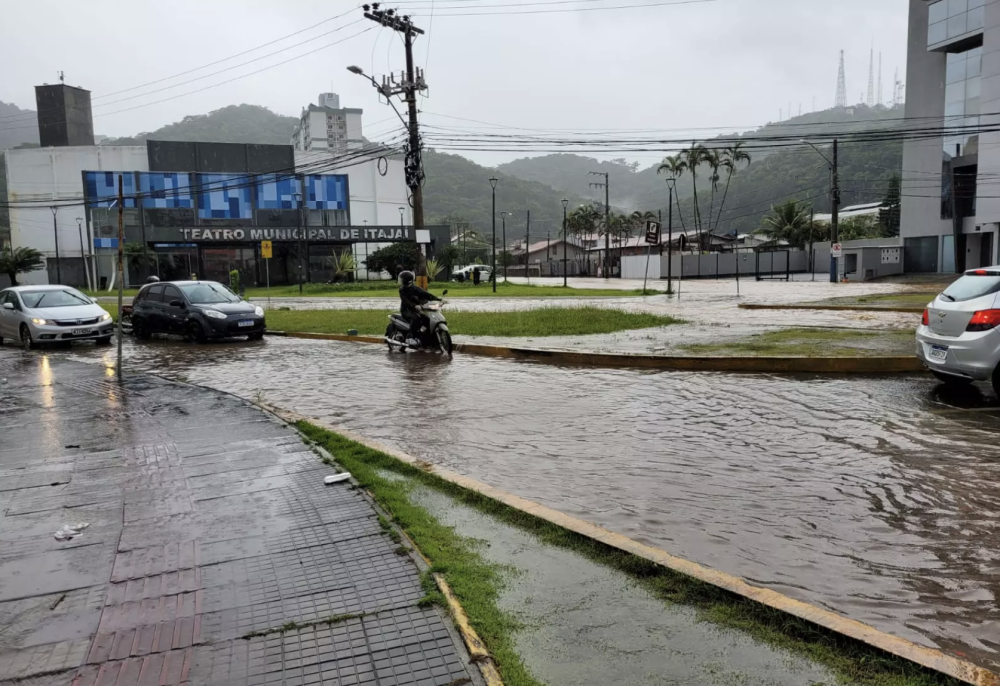 Pontos de alagamentos são registrados em Itajaí e Balneário Camboriú nesta sexta