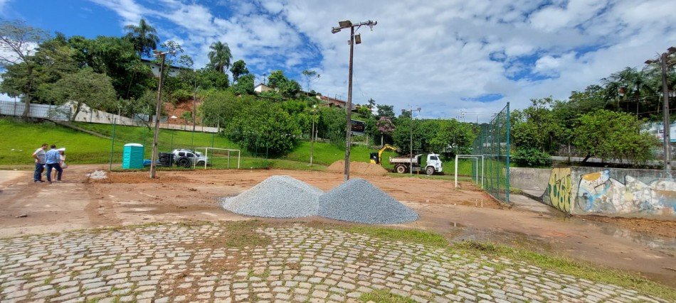 Praça localizada no Anel Viário Norte está fechada devido a obras