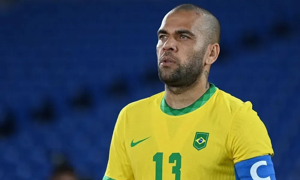 Jogador Daniel Alves tem prisão preventiva decretada pela Justiça da Espanha