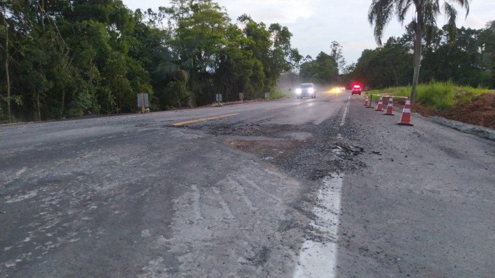 Trecho cede novamente na BR-470 em Indaial e trânsito fica em sistema de siga e pare
