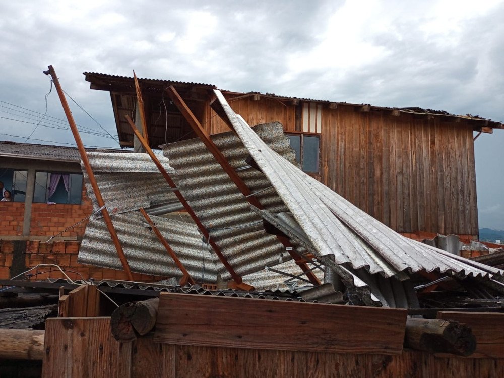 Vendaval provoca destelhamentos de casas, quedas de árvores e muros em Gaspar