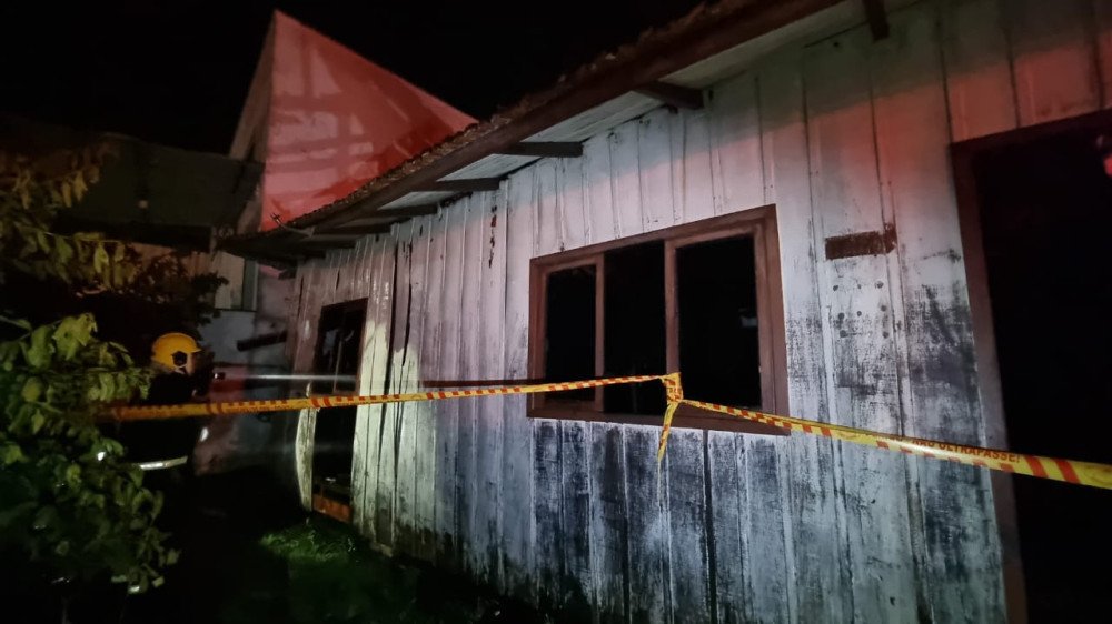 Incêndio destrói casa de madeira em Gaspar; veja fotos