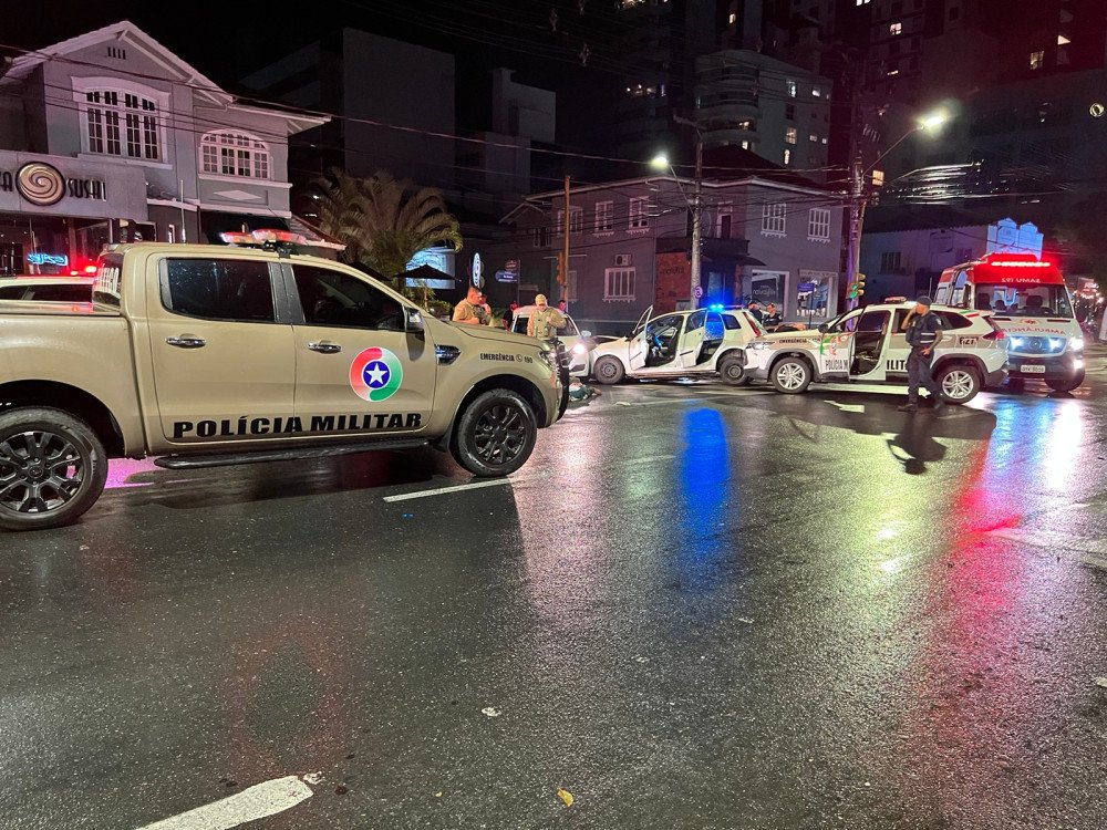 Vídeo: Assalto em Blumenau tem troca de tiros, acidente e criminosos presos