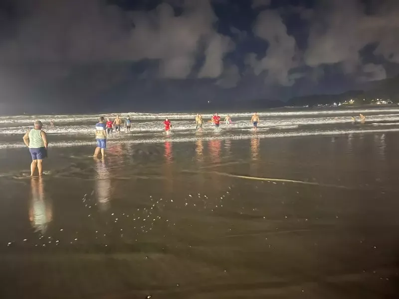 Três pessoas, incluindo mulher grávida, são salvas de afogamento em praia de Itajaí