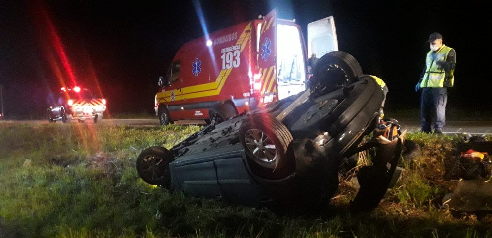 Carro sai da pista e capota na BR-470 em Gaspar