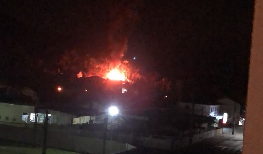Incêndio destrói casa de madeira e família perde todos os seus pertences em Gaspar