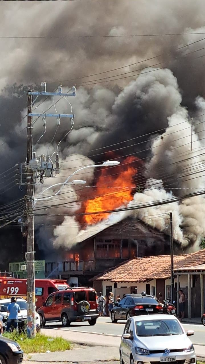 Incêndio deixa casa e comércio totalmente destruídos em Ilhota; Família pede ajuda