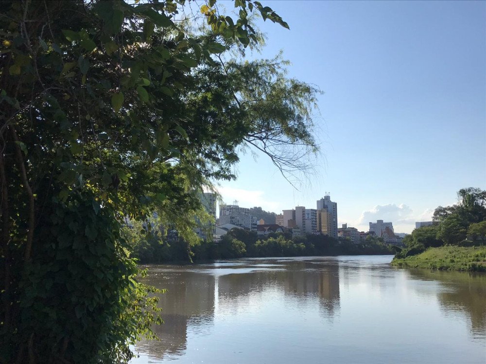Segunda começa com sol e calor, mas tarde pode ter pancadas isoladas de chuva em Blumenau