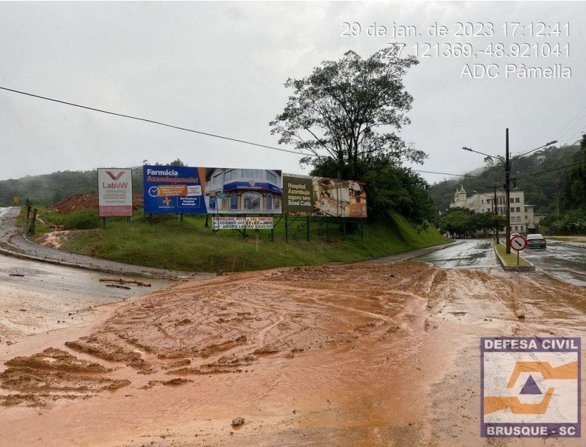 Temporal causa estragos em Brusque; Defesa Civil registra 18 ocorrências
