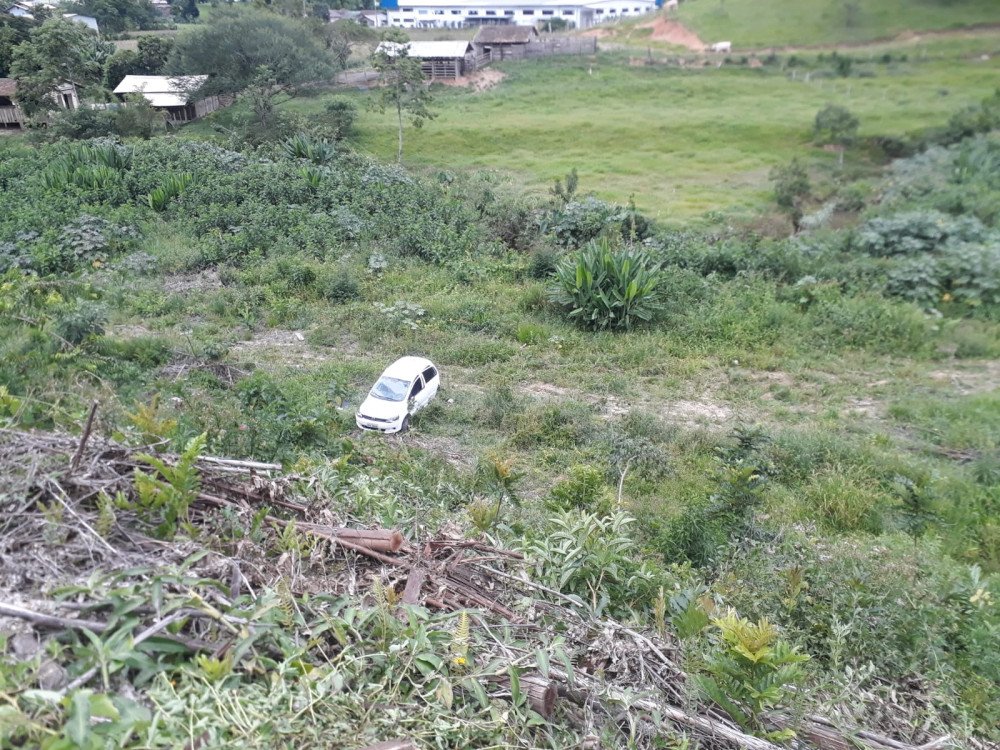 Carro capota e deixa feridos em Rio do Sul