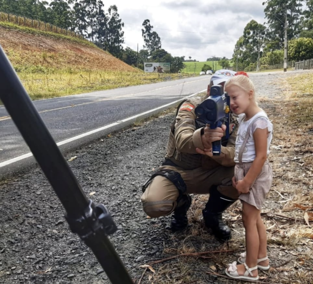 Menina de 4 anos surpreende policiais rodoviários com ato de carinho no Alto Vale
