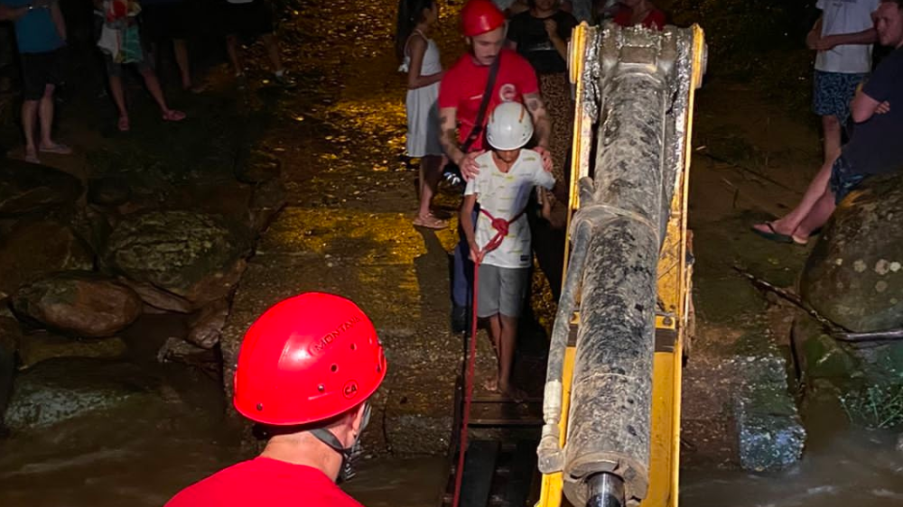 Vídeo: Bombeiros fazem operação de resgate em Guabiruba após queda de ponte