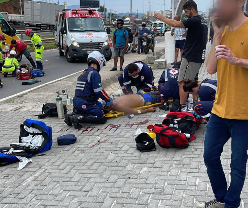 Motociclista morre após bater de frente com carro em Balneário Camboriú