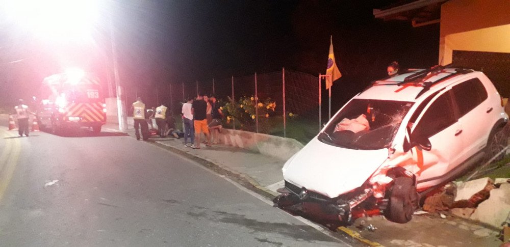 Acidente entre dois carros deixa feridos em Gaspar