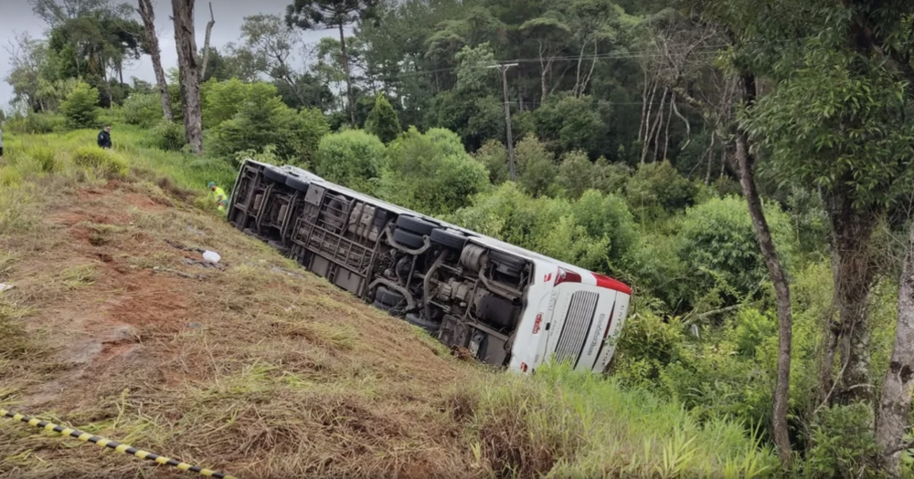 Ônibus que saiu de Florianópolis se envolve em acidente no PR; Sete pessoas morreram