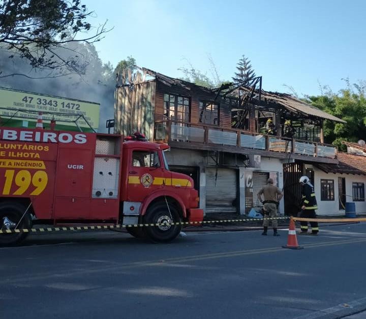 Família em Ilhota pede ajuda após perder casa e oficina em incêndio