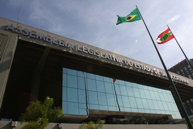 Deputados estaduais eleitos em outubro tomam posse nesta quarta-feira