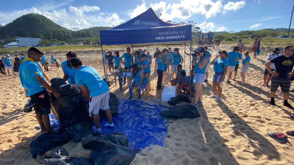 Voluntários recolhem lixo de três praias de Balneário Camboriú